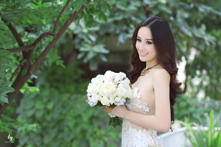  Bộ ảnh cưới của Mai Phương Thúy như đánh tiếng với người tình tin đồn Benny Ng về chuyện kết hôn. Người đàn ông mà lúc nào bên cạnh cũng luôn có những hoa hậu xâu xé, đặc biệt có tin đồn anh đã có gia đình.