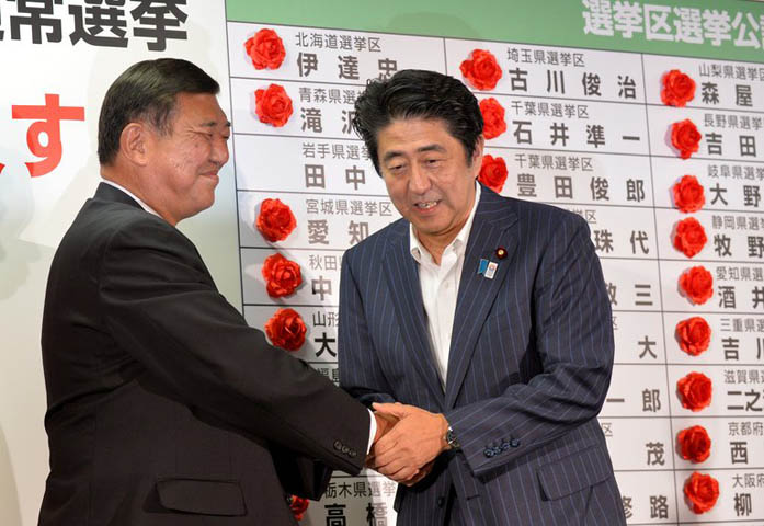 Trong một diễn biến khác, trong cuộc bầu cử Thượng viện ngày 21/7, Liên minh cầm quyền của Thủ tướng Abe đã giành chiến thắng áp đảo với  76 trên tổng số 121 ghế, việc này sẽ tạo điều kiện cho chính phủ Nhật rộng đường thực hiện cải cách.