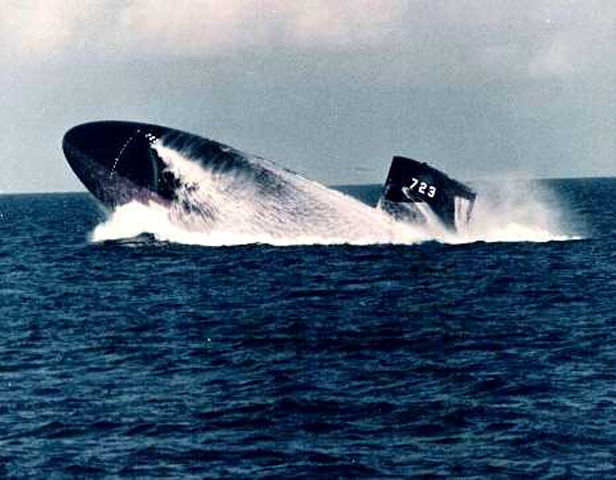 Tên lửa hành trình là vũ khí chủ yếu của tàu ngầm Los Angeles. Những tàu ngầm lớp Los Angeles được đóng từ năm 1982 được lắp đặt 12 ống phóng tên lửa Tomahawk thẳng đứng, đồng thời lắp đặt hệ thống điều hành tác chiến CCS Mark 2.