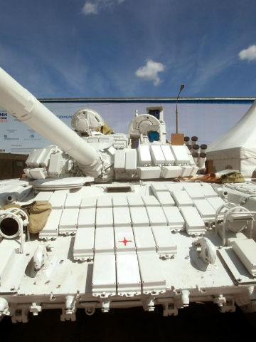 Phiên bản nâng cấp của xe tăng T-72B được trang bị hệ thống kính ngắm quang học do công ty Peleng của Belarus sản xuất. Theo một số nguồn tin, ban đầu, xe tăng mới được lắp đặt ống camera ảnh nhiệt thế hệ thứ 3 Catherine- XP của Thales, cho phép quan sát trong cả điều kiện ban đêm. 