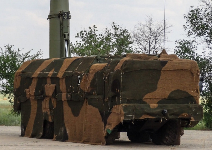 Trong ảnh là xe mang bệ phóng đạn tên lửa Iskander-M có khả năng tiêu diệt mục tiêu từ khoảng cách tối đa 300 km.