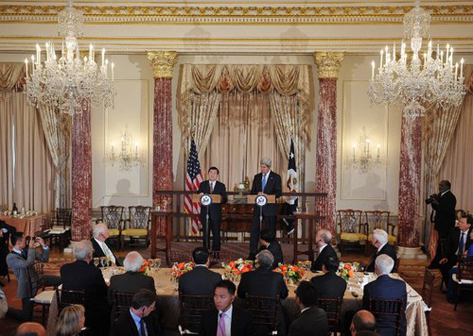 Chủ tịch nước Trương Tấn Sang hôm qua dự tiệc chiêu đãi của chính phủ Mỹ do Ngoại trưởng John Kerry chủ trì tại trụ sở Bộ Ngoại giao Mỹ, với sự tham dự của hơn 100 khách mời gồm các thành viên nội các, lãnh đạo Quốc hội, lãnh đạo một số doanh nghiệp của Mỹ. Ảnh: AFP  