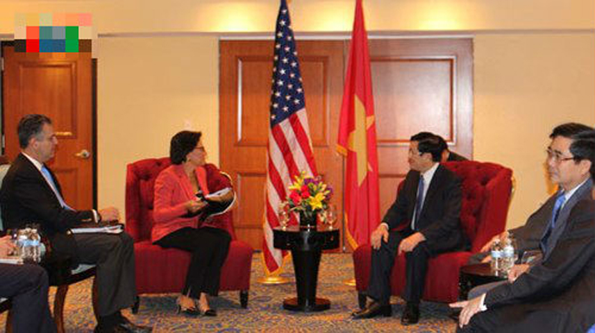 Trong cuộc gặp với Chủ tịch Trương Tấn Sang, Bộ trưởng Thương mại Mỹ Penny Pritzker nhấn mạnh quyết tâm của chính phủ Mỹ, cùng với các thành viên khác, để đẩy nhanh tiến trình đàm phán, sớm hoàn tất Hiệp định Đối tác xuyên Thái Bình Dương (TPP) trong đó hoan nghênh những tiến triển trong vòng đàm phán vừa qua giữa Việt Nam và Mỹ tại Malaysia. Chủ tịch nước Trương Tấn Sang chúc mừng các Bộ trưởng vừa nhậm chức trong nhiệm kỳ II của Chính quyền Tổng thống Obama và khẳng định Việt Nam coi trọng hợp tác nhiều mặt với Mỹ. Chủ tịch nước nhất trí về tầm quan trọng của Hiệp định TPP đối với quá trình liên kết kinh tế khu vực, cũng như đối với sự phát triển kinh tế của mỗi nước. Ảnh: VOV  