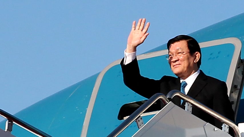 Trước đó vào sáng 23-7, chuyên cơ chở Chủ tịch nước Trương Tấn Sang và đoàn lãnh đạo cấp cao Việt Nam đã rời Hà Nội, bắt đầu chuyến thăm chính thức Hoa Kỳ theo lời mời của Tổng thống Mỹ Barack Obama. Hình ảnh Chủ tịch nước vẫy tay chào tại sân bay - Ảnh Giản Thanh Sơn