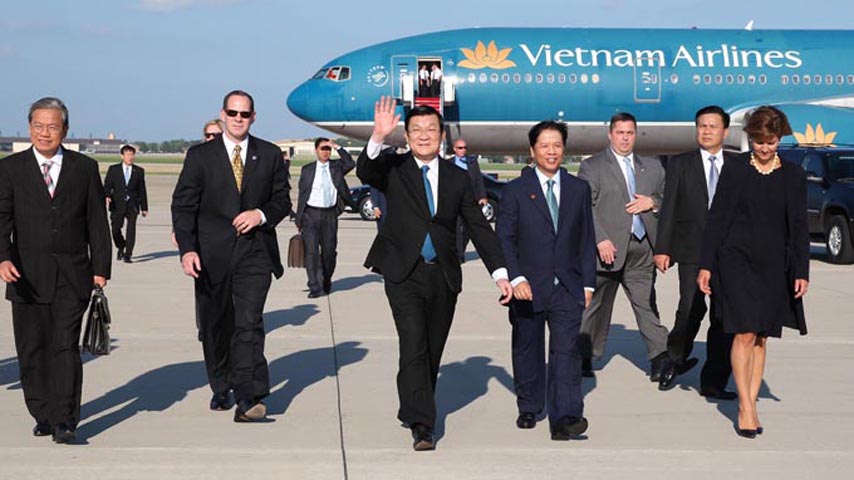 Chủ tịch nước và đoàn Việt Nam vừa xuống sân bay