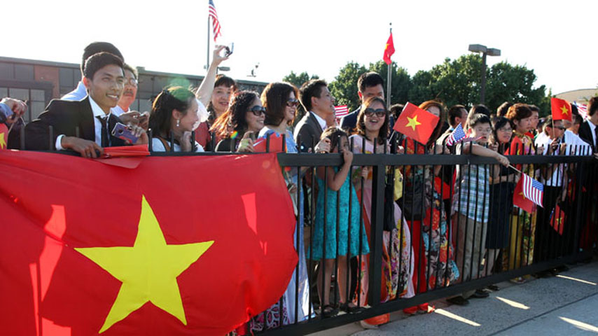 Việt kiều, du học sinh Việt Nam tại Hoa Kì chào đón chủ tịch nước tại sân bay