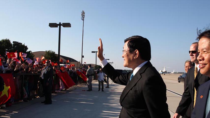 Chủ tịch nước vẫy tay chào mọi người tại sân bay. (Theo TTXVN, QĐND, VOV, VNE, TTO)