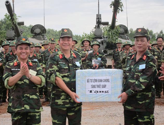  Đại tá Nguyễn Khắc Nam, Phó Tư lệnh, Tham mưu trưởng Binh chủng TTG tặng quà cán bộ, chiến sĩ Lữ đoàn xe tăng 215 sau khi hoàn thành tốt nhiệm vụ diễn tập.(Theo QĐND)