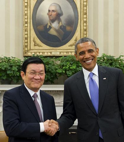 Tổng thống Barack Obama bắt tay Chủ tịch nước Trương Tấn Sang tại phòng Bầu dục của Nhà Trắng trước khi bước vào cuộc hội đàm.