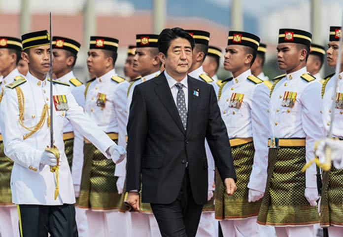 China Daily và Global Times ngày 26/7 của Trung Quốc đã loan tin chuyến thăm 3 nước Đông Nam Á của Thủ tướng Nhật Bản Shinzo Abe là nhằm 'kiềm chế Trung Quốc'. Thủ tướng Nhật Bản Shinzo Abe bắt đầu chuyến thăm chính thức 3 nước Đông Nam Á trong 3 ngày: Thứ Năm (25/7) đến Malaysia, Thứ Sáu (26/7) đến Singapore và Thứ Bảy (27/7) sẽ tới Philippines nhằm tăng cường quan hệ kinh tế và an ninh với 3 nước thành viên ASEAN nói trên. 