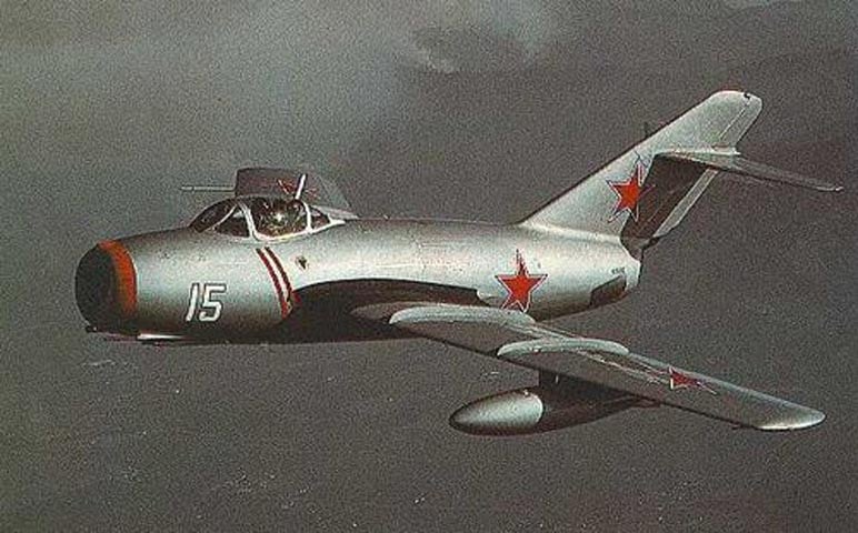 Mig-15 do Liên Xô sản xuất và trở nên nổi tiếng khi tham gia chiến tranh Triều Tiên. Trong giai đoạn đầu của cuộc chiến, nó vượt trội hơn tất cả các máy bay tiêm kích cánh thẳng khác của kẻ thù. Nó cũng là điểm khởi đầu cho việc phát triển máy bay hiện đại hơn là Mig-17. Mig-15 có thể là máy bay được sản xuất rộng rãi nhất từ trước đến nay, với số lượng lên tới 12.000 chiếc. Mig-15 có tầm bay: 1.200 km, vận tốc: 1.000 km/h, trần bay: 15.000 m, vũ khí: 2 pháo NR-23 23 mm, pháo Nudelman-37 37 mm, 2 quả bom, mỗi quả nặng 100 kg 