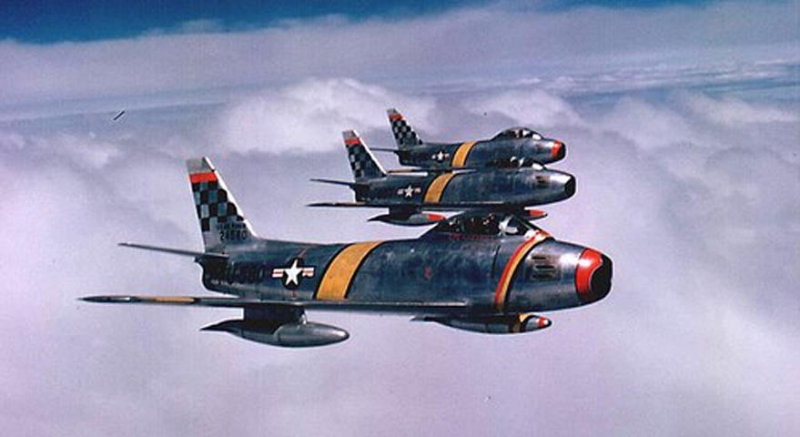  F-86 Sabre là chiến đấu cơ cánh xuôi đầu tiên của nước Mỹ có thể đối đầu với tiêm kích Mig-15 của Liên Xô trong các cuộc không chiến tốc độ cao thời chiến tranh Triều Tiên. Theo nghiên cứu hiện đại gần đây nhất do Dorr, Lake, và Thompson thực hiện, tỷ lệ thắng:thua giữa F-86 và Mig-15 gần bằng 2:1, tức số máy bay  Mig-15 bị F-86 hạ gục gần gấp đôi số F-86 bị Mig-15 tiêu diệt. Tuy nhiên, có ý kiến cho rằng việc so sánh này là không phù hợp vì Mig-15 có mục tiêu chủ yếu là oanh tạc cơ B-29, trong khi mục tiêu chính của F-86 là Mig-15. F-86F có tầm bay: 1.900 km, vận tốc: 1.100 km/h, trần bay: 14.900 m, vũ khí: 6 súng máy 12,7 mm. Trong ảnh, ba chiếc F-86 quần thảo trên bầu trời bán đảo Triều Tiên năm 1953