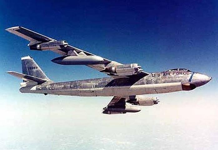 Boeing 47 Stratojet của Mỹ là một kiểu máy bay ném bom tầm trung có tải trọng bom trung bình, có khả năng bay nhanh ở tốc độ cận âm và bay cao để tránh bị phát hiện. Dù chưa tham gia vào cuộc tác chiến lớn nào, nó vẫn là trụ cột chính cho sức mạnh tấn công chiến lược của Bộ Chỉ huy không quân Mỹ trong những năm 1950.  Boeing 47 Stratojet  có vận tốc: 977 km/h, tầm bay tối đa: 6.500 km, bán kính chiến đấu: 3.200 km, trần bay: 10.100 m, vũ khí: 2 quả pháo M24A1 20 mm, 11.000 kg bom, gồm 2 bom nguyên tử hoặc 28 quả bom thông thường, mỗi quả nặng 230 kg. Ảnh: Militaryfactory