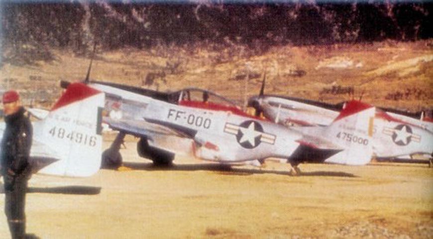  P-51 Mustang là chiến đấu cơ tầm xa một ghế, có thể thả bom, được dùng trong Thế chiến thứ II và chiến tranh Triều Tiên, do hãng North American Aviation thiết kế và sản xuất.  Vào giai đoạn đầu của chiến tranh Triều Tiên, Mustang là chiến đấu cơ chính của Liên Hợp Quốc cho tới khi những chiếc khác như F-86 thay thế vai trò của nó. Khi đó, Mustang trở thành máy bay thả bom kiêm chiến đấu cơ chuyên dụng. P-51 Mustang có vận tốc tối đa: 703 km/h, tầm bay tối đa: 2.650 km, trần bay: 12.700 m, vũ khí: 6 súng máy Browning M2 12,7 mm, 400 viên đạn mỗi khẩu cho hai khẩu gắn trong, 270 viên đạn mỗi khẩu cho những khẩu gắn ngoài. 907 kg bom gắn trên hai đế, 10 quả rocket 127 mm. Ảnh: Wikipedia