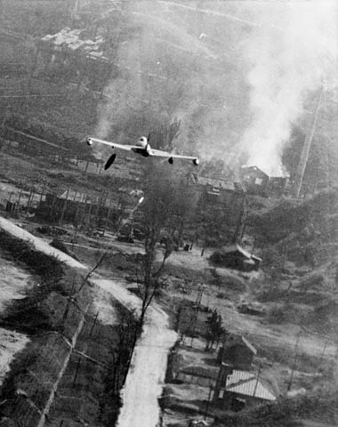 Một chiếc F-80 thả bom napalm vào ngày 8/5/1952. Trong chiến tranh Triều Tiên, Mỹ ước tính thả 113 tấn bom napalm mỗi ngày, khiến nhiều dân thường thiệt mạng. Ảnh: Wikipedia