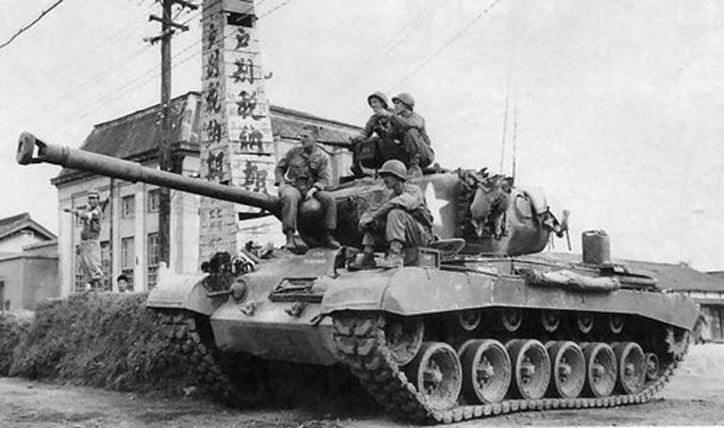 Xe tăng hạng trung M46 Patton dựa trên thiết kế của M-26, thay thế động cơ và bộ truyền động mới. Đến cuối năm 1950, 200 chiếc xe tăng này đã ra chiến trường, chiếm 15% sức mạnh xe tăng Mỹ trên bán đảo Triều Tiên. M46 Patton có khối lượng: 42 tấn, kích cỡ: 8,8 m x 3,5 m x 2,8 m, vỏ thép (tối đa): 102 mm, tầm hoạt động: 148 km, tốc độ: 45 km/h, vũ khí chính: Pháo 90 mm.(Theo VNE)