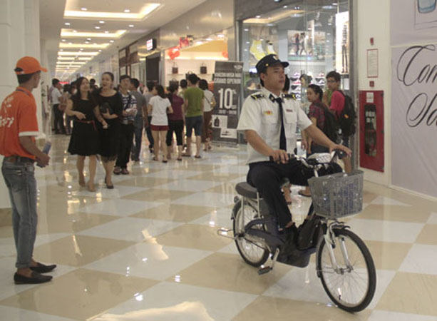 Lực lượng an ninh, bảo vệ của 'thành phố dưới lòng đất' đi tuần bằng... xe đạp điện (Tổng hợp từ TNO, Phunutoday)
