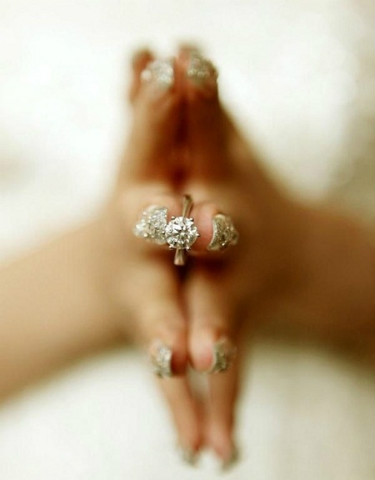 Thậm chí, móng tay của Tương Thần cũng được đính 'chi chít' kim cương.