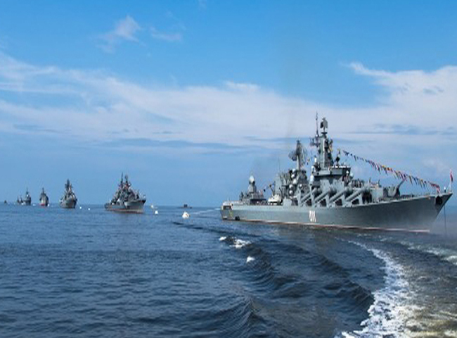 Kỳ hạm Varyag dẫn đầu đội chiến hạm diễu binh trên biển.