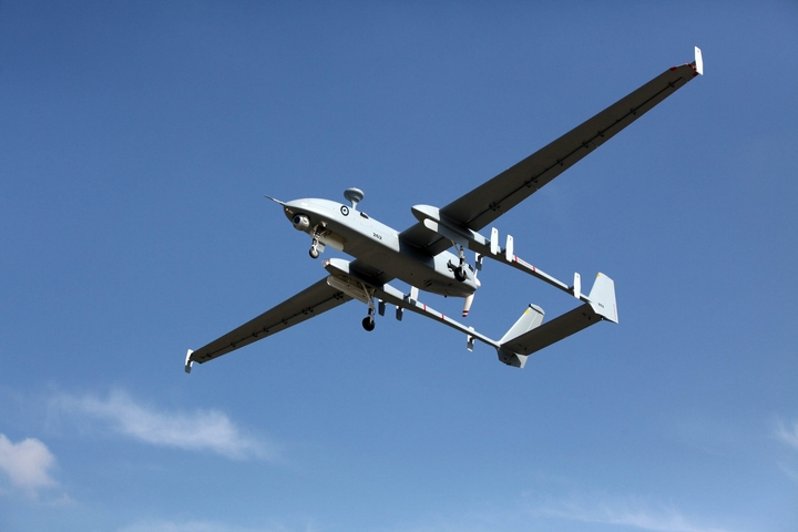 UAV Heron tự bay nhờ hệ thống định vị GPS hoặc nhờ vào một chương trình lập trình trước.