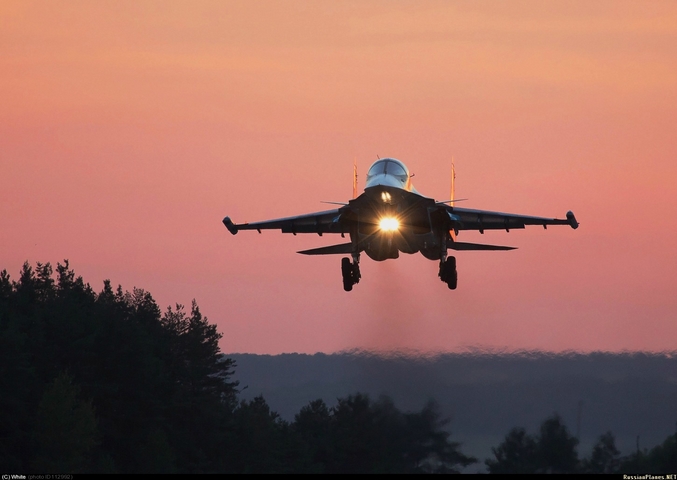 Một chiếc Su-34 chuẩn bị hạ cánh trong buồi xế chiều.