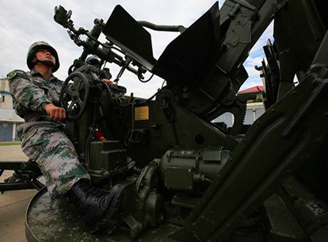 Một người lính thuộc lữ đoàn phòng không, quân đoàn 47, PLA điều khiển vũ khí trước giới truyền thông.