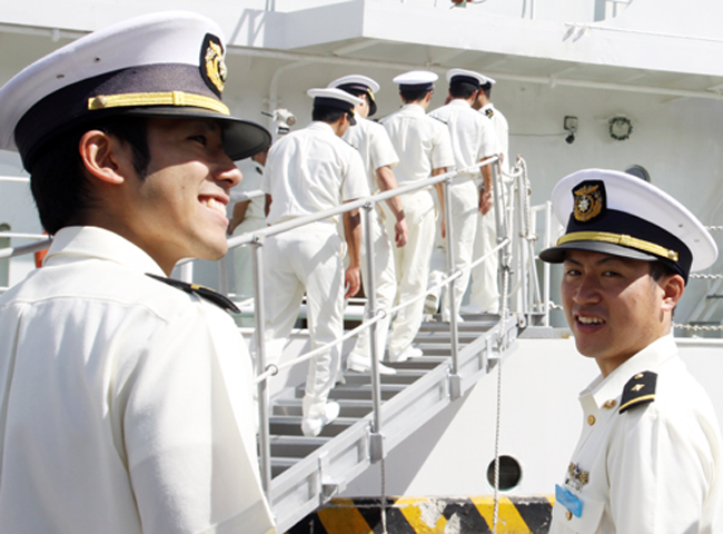 Được biết, Bộ tư lệnh Cảnh sát biển Nhật Bản thành lập vào tháng 5/1948 với tên tiếng Anh trước đây là Japan Maritime Safety (Cơ quan bảo an trên biển Nhật Bản), đến tháng 5/2004, để phù hợp với cộng đồng quốc tế trong hợp tác trên biển, tên tiếng Anh được đổi thành Japan Coast Guard.