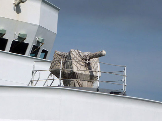 Các vũ khí trang bị trên tàu JCGS Kojima được bịt kín.