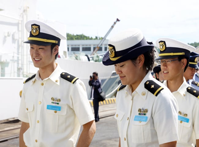 Bên cạnh sĩ quan, trên tàu còn có các học viên, thực tập sinh tới thăm Việt Nam. (Hình ảnh các học viên tàu Cảnh sát biển Nhật Bản rạng rỡ nụ cười) (Tổng hợp theo QĐND, TNO, Dân trí, Infonet).