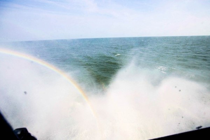 Tàu LCAC rẽ nước trên biển.