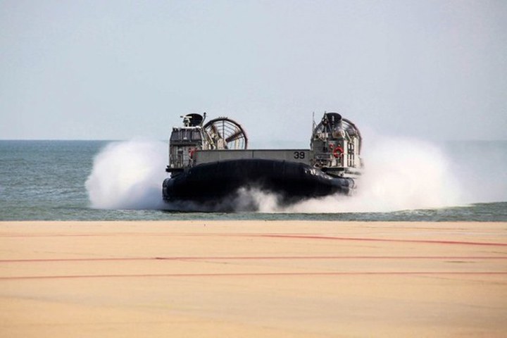 Tàu LCAC có thể đổ bộ vào bờ biển với tốc độ tối đa 63 km/giờ