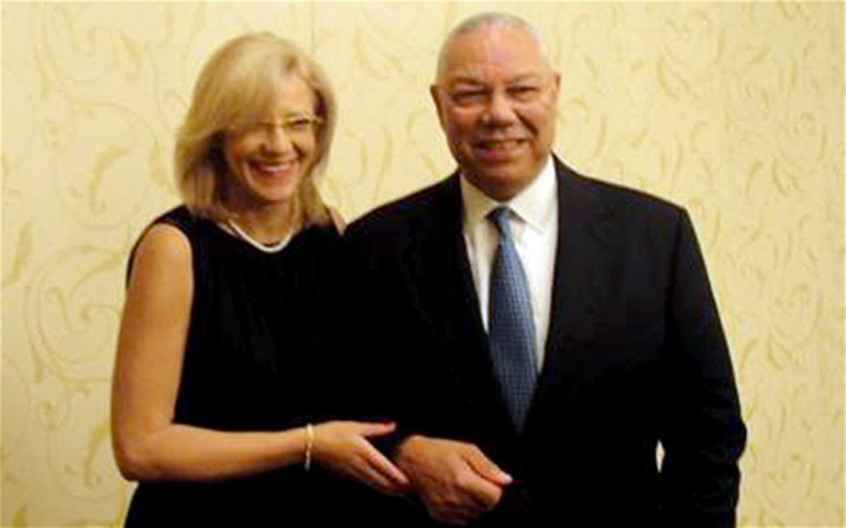 Cựu ngoại trưởng Mỹ Colin Powell đã buộc phải lên tiếng khẳng định rằng ông không có quan hệ tình cảm ngoài luồng với một nhà ngoại giao Romania kém ông 30 tuổi, sau khi các email riêng tư qua lại giữa họ bị tung lên mạng. 