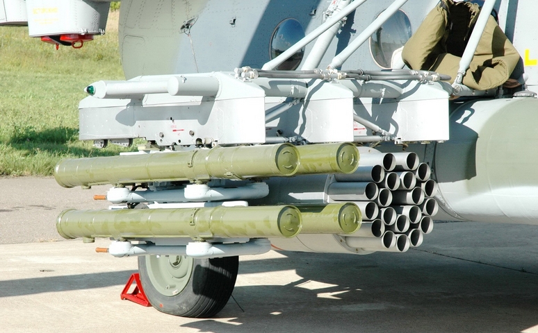 Cận cảnh tên lửa chống tăng Shturm-V ASM và thùng rocket B8V20 trang bị trên trực thăng Mi-8 AMTSh