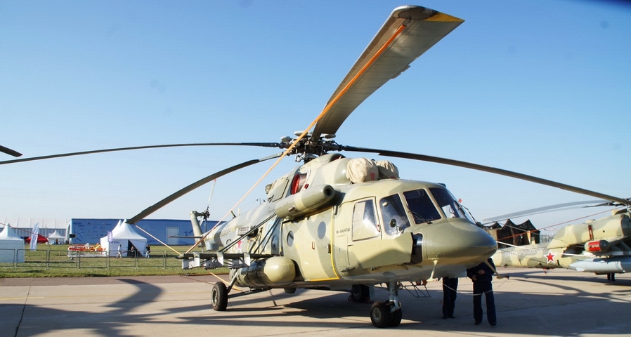 Mi-8 AMTSh có chiều dài 5,34m; rộng 2,34m và cao 1,8m; trang bị tổ lái 3 người; trọng lượng cất cánh tối đa 13 tấn, trong đó khoang chở hàng có sức chứa 4.000 kg. Trong trường hợp chở quân, khoang phía sau máy bay có 12 ghế ngồi cho binh sỹ hoặc một giường bệnh khi làm nhiệm vụ cứu thương binh.