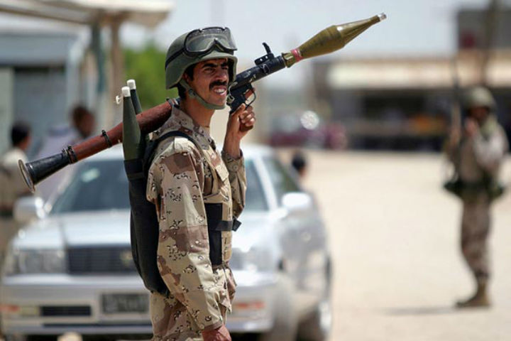 Một thành viên thuộc Lực lượng an ninh Iraq vác trên vai súng chống tăng RPG-7