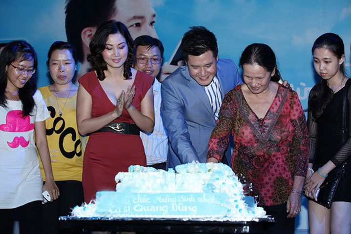  Quang Dũng cùng mẹ cắt bánh kem chúc mừng tuổi mới. 
