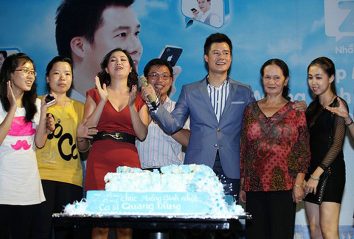 Ngoài fan hâm mộ thì trong buổi tiệc sinh nhật của mình còn có sự xuất hiện của mẹ Quang Dũng.