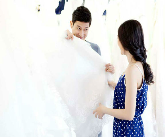 Gần đây, Huy Khánh và Anh Thư còn công khai hình ảnh cùng nhau đi chọn váy cưới, xóa tan mọi điều tiếng về cuộc hôn nhân không chính thức.
