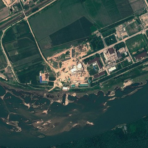 Ngày 8/8, các bức ảnh chụp từ vệ tinh cho thấy CHDCND Triều Tiên có thể đã tăng gấp đôi công suất làm giàu uranium tại cơ sở hạt nhân Yongbyon. AFP dẫn thông báo của Viện Khoa học và An ninh Quốc tế (ISIS), có trụ sở đặt tại Washington (Mỹ), cho hay các bức ảnh nói trên cho thấy tòa nhà được cho là nhà máy làm giàu uranium bằng máy ly tâm tại cơ sở Yongbyon đã được mở rộng ra gấp đôi so với kích thước ban đầu trong vòng bốn tháng qua. (Tổng hợp từ TNO, TPO, Vietnam Plus)