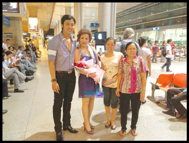 Trước đó, anh cũng nhiều lần tặng hoa hồng để thể hiện tình cảm của mình với người yêu. Thật khó để trách anh chàng trẻ tuổi vì kinh tế của anh hoàn toàn phụ thuộc vào người tình nên anh không thể mua cho cô những món quà đắt tiền.