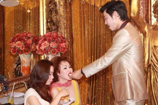 Để bù đắp lại, anh luôn tạo cho người yêu cảm giác tốt nhất. Không ngần ngại thể hiện tình cảm, sự quan tâm, chăm sóc và giới thiệu Yvonne Thúy Hoàng với mọi người trong tư cách người yêu.