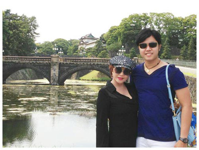 Còn với Yvonne Thúy Hoàng, cô không hổ danh là người phụ nữ triệu phú đô la giàu có. Cô đã tặng cho anh chàng những món quà khá có giá trị về mặt vật chất.