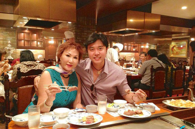 Cô cũng thường xuyên đưa Hoàng Việt đi du lịch nước ngoài như Thái Lan, Nhật Bản... để khám phá và thư giãn cũng như giữ lửa yêu đương giữa hai người.