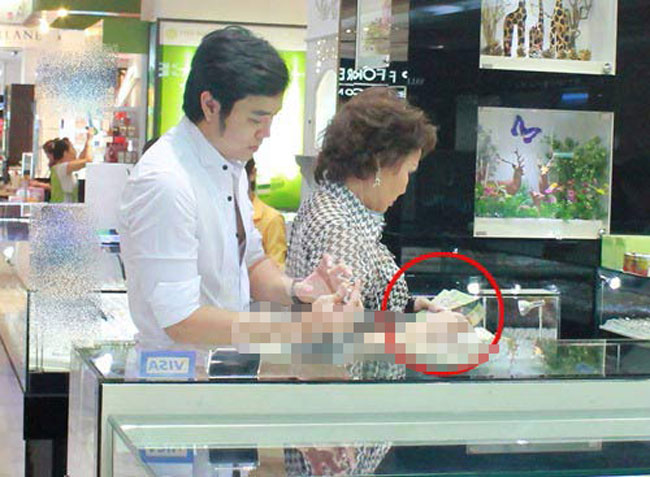 Yvonne Thúy Hoàng từng tặng cho Hoàng Việt chiếc nhẫn kim cương đen với giá khá đắt. Đây là món quà đắt tiền nhất từ trước đến nay cô tặng cho người đàn ông của mình.