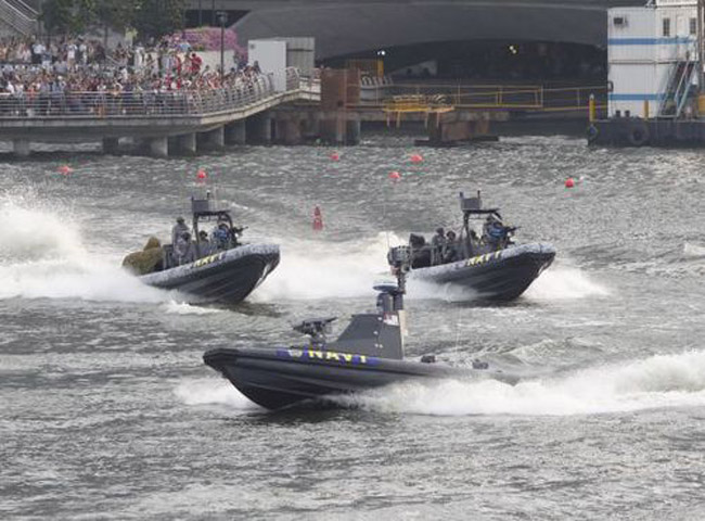 Lực lượng hải quân trình diễn tại khu vực Vịnh Marina, trước sự chứng kiến của hơn 20.000 khán giả xem trực tiếp.