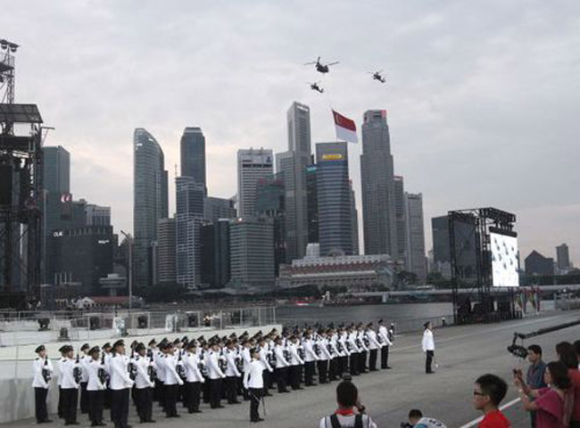 Những chiếc trực thăng mang theo quốc kỳ Singapore bay qua bầu trời ở Vịnh Marina.