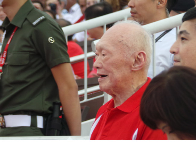 Cựu thủ tướng Singapore Lý Quang Diệu xem trình diễn trên khán đài. Ông Lý, người sẽ sang tuổi 90 vào tháng tới, mới đây ra mắt cuốn sách 'Cái nhìn về thế giới của Một con người'. 
