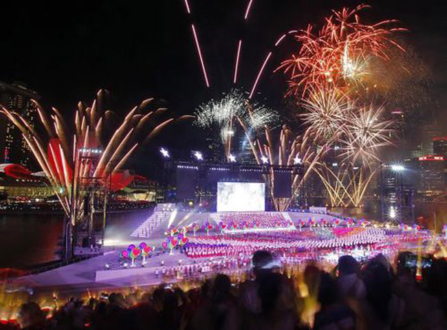 Màn pháo hoa rực rỡ tối nay là đỉnh điểm của lễ mừng quốc khánh Singapore. (Theo VNE/TodayOnline)