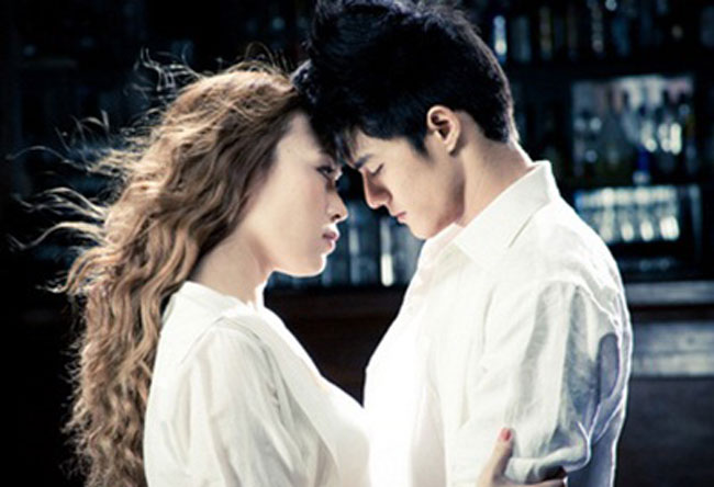 Chính vì vậy, Mỹ Tâm chọn người quen là cậu em Lâm Vinh Hải. Hai người vốn thân thiết nên những hình ảnh này cũng không có gì phải gây sốc với người hâm mộ mà lại còn giúp cho tên tuổi người em được nổi tiếng theo mình.
