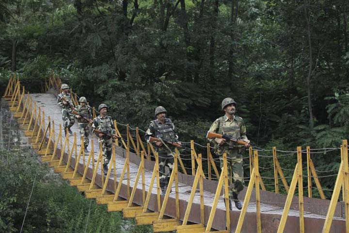 Ngày 11/8, Ấn Độ và Pakistan lại cáo buộc binh sĩ của nhau nổ súng vô cớ tại khu vực giới tuyến 2 nước, dẫn đến 'giao tranh nhỏ'. Hãng tin PTI dẫn lời một sĩ quan thuộc Lực lượng an ninh biên giới Ấn Độ (IBSF) cho hay lực lượng Pakistan bắn vào một chốt biên phòng ở thành phố Jammu thuộc bang Jammu và Kashmir, khiến một nhân viên IBSF trọng thương. Trong khi đó, giới chức Pakistan nói với AFP rằng chính IBSF tấn công nhiều chốt biên phòng của nước này gần thành phố Sialkot thuộc tỉnh Punjab nhưng không nói rõ tình hình thương vong.